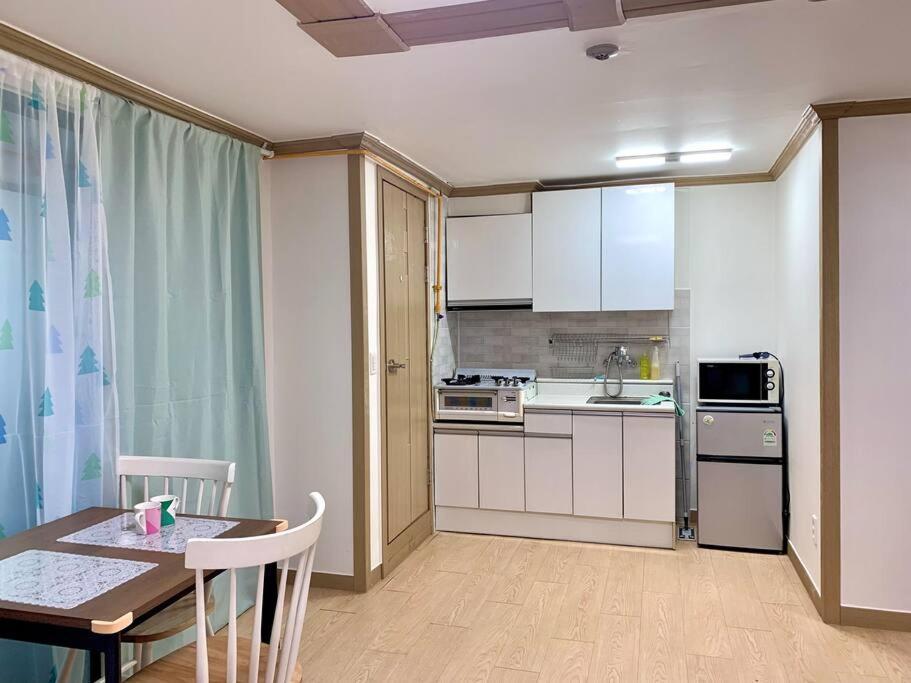 3 Min Walk From Sinnonhyun St * Seoul
