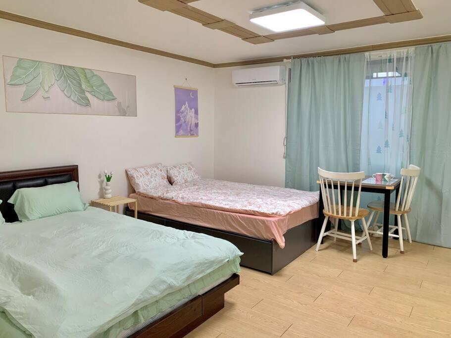 3 Min Walk From Sinnonhyun St
